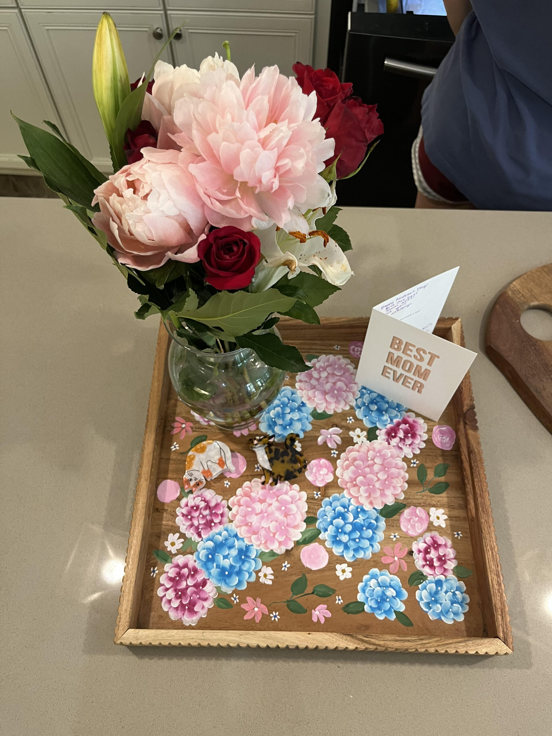 Best DIY Gifts: Painted Floral Serving Trays